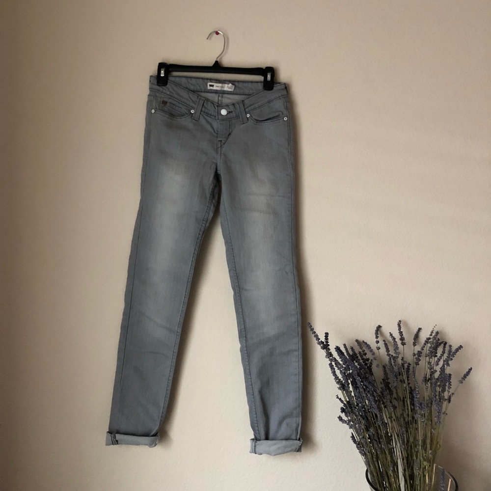 Grey skinny Levi's Jeans.
